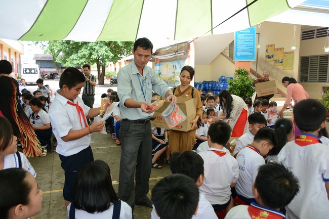 Giving gift portions to pupils on the occasion of Mid-Autumn Festival